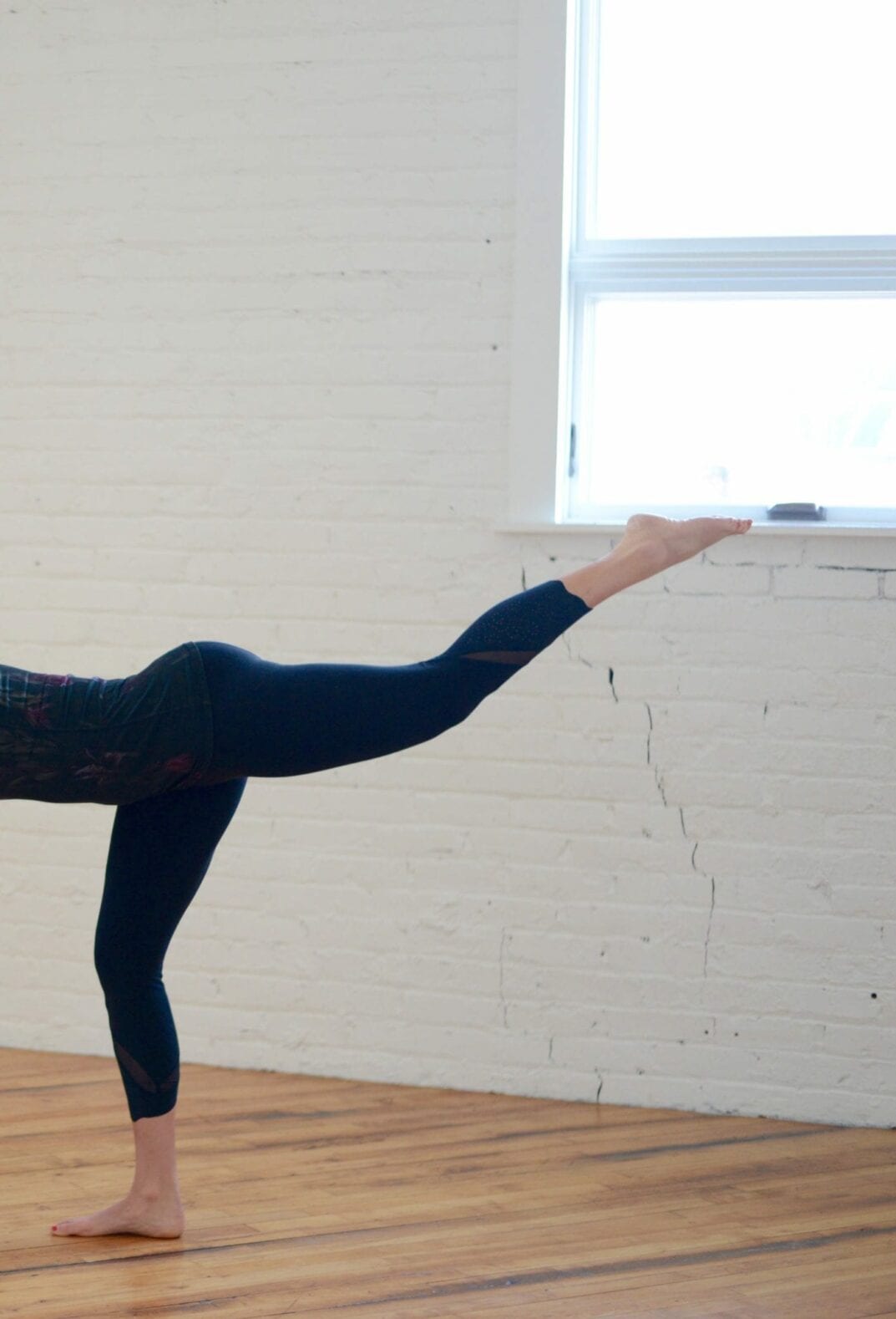 barre buns + thighs home workout | Grab a chair and get ready to tone your derriere with these 10 ballet-inspired moves! | www.nourishmovelove.com