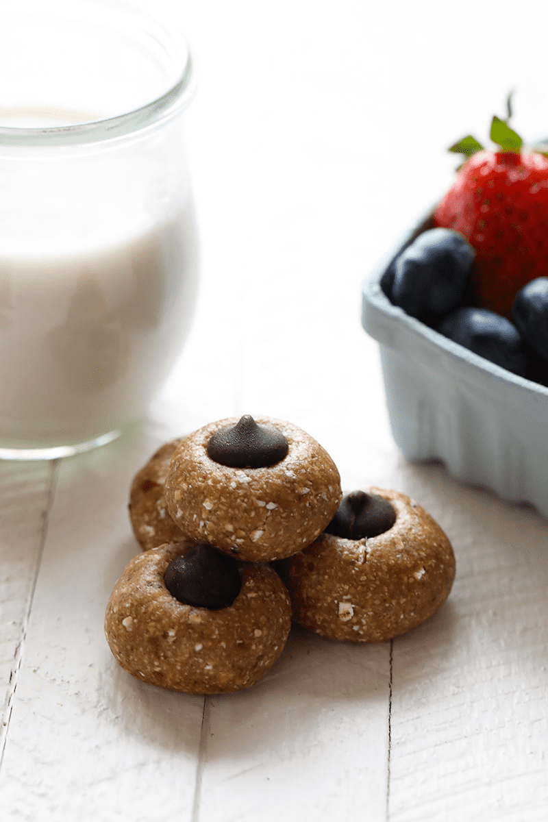 No bake chocolate cashew bites | healthy packable snacks | nourish move love
