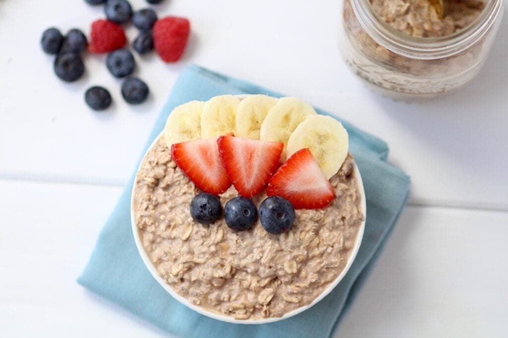 https://www.nourishmovelove.com/wp-content/uploads/2019/01/chocolate-mousse-oats_horizontal_1-1024x683.jpg