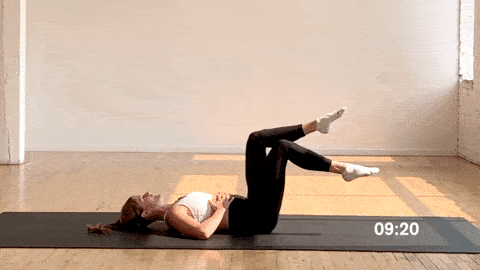 postpartum woman performing an elevated bent knee march in a diastasis recti workout