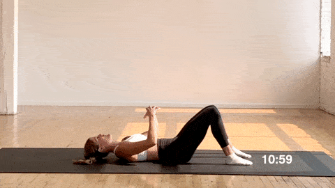 postpartum woman performing transverse abdominal breathing and core connection in a disastasis recti workout