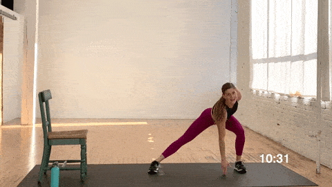 woman performing a lateral lunge and crunch in an abs and thigh workout