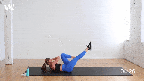 woman performing single sided isolation crunches