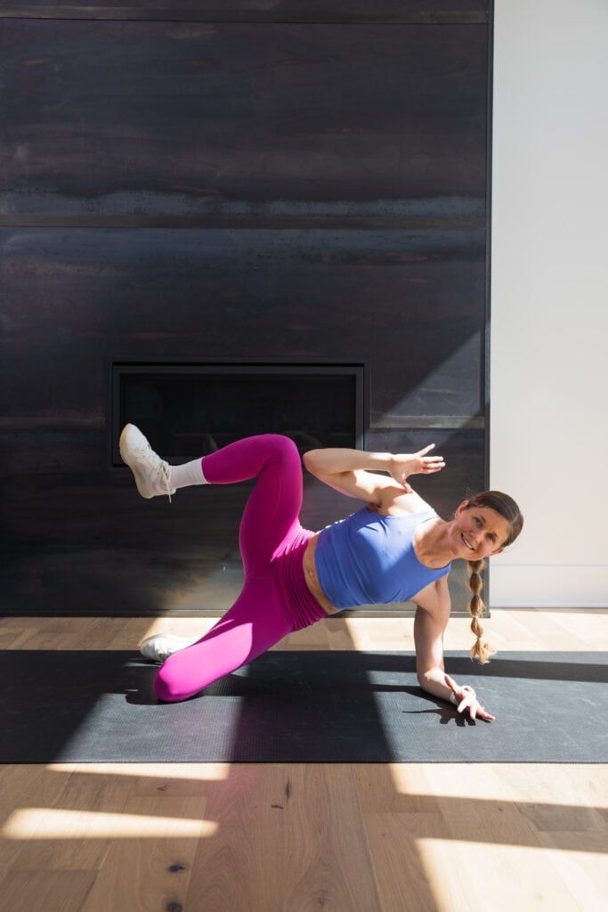 woman performing a oblique crunch as part of 2 week fitness challenge