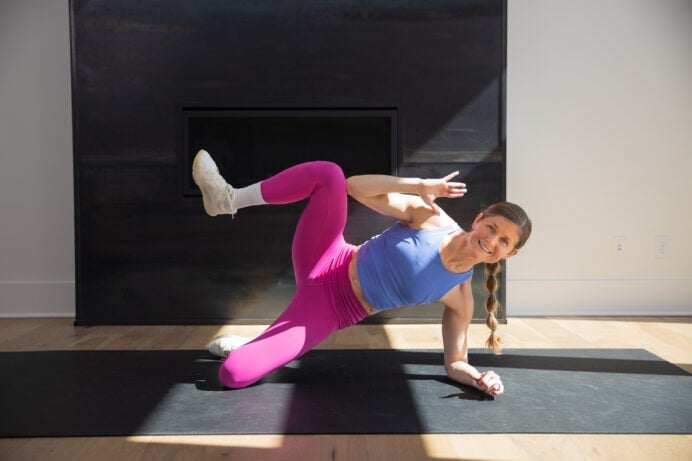 woman performing a modified oblique crunch side plank as part of abs and butt workout