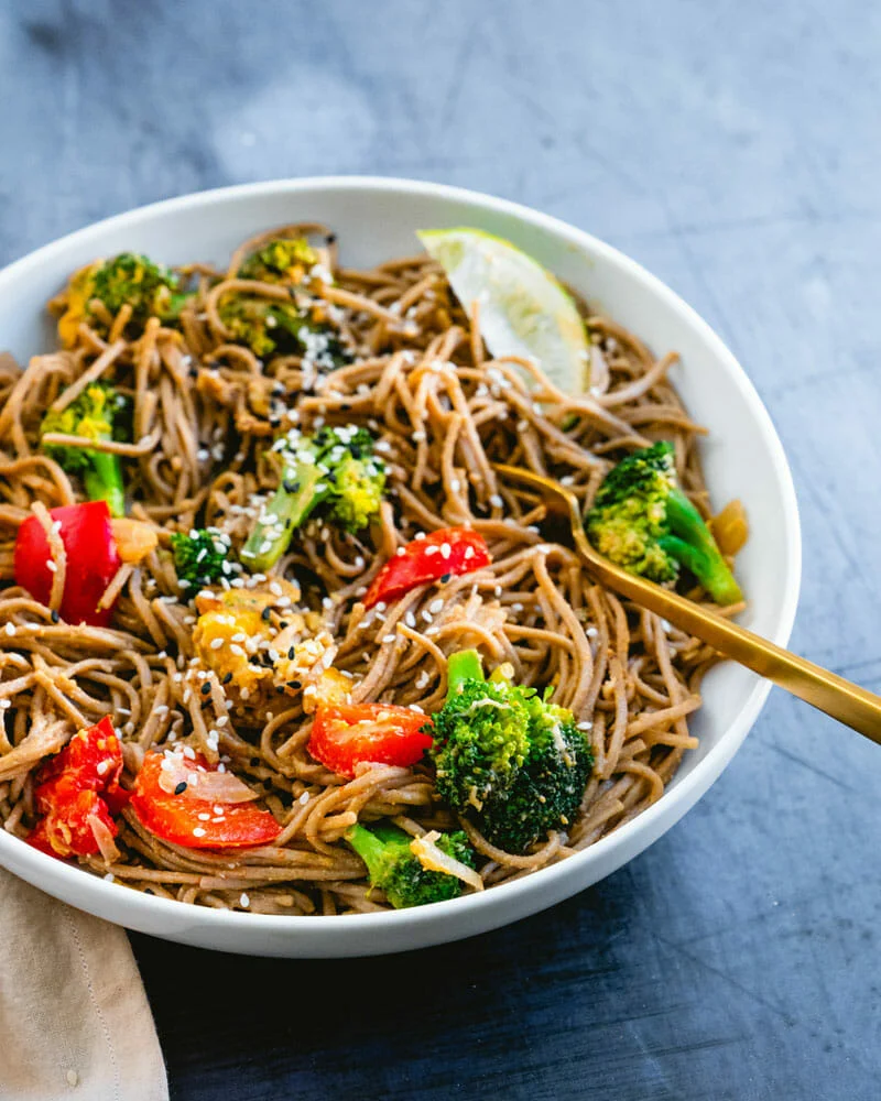 Soba noodle bowl with peppers and broccoli | high protein Vegetarian meals