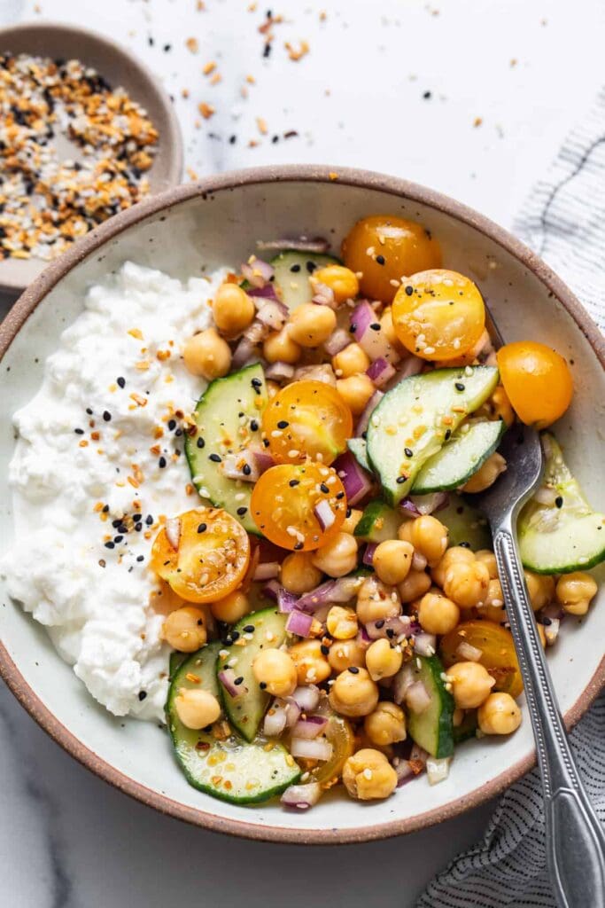 No Lettuce salad with cottage cheese, chickpeas, tomatoes, onion and tomatoes.